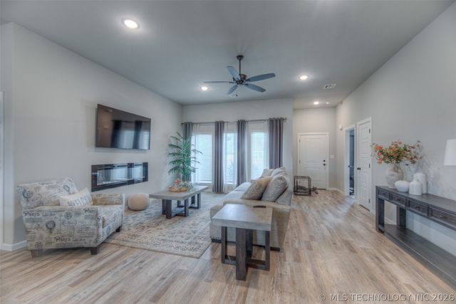 1422 E 149th Place S, Glenpool, OK 74008