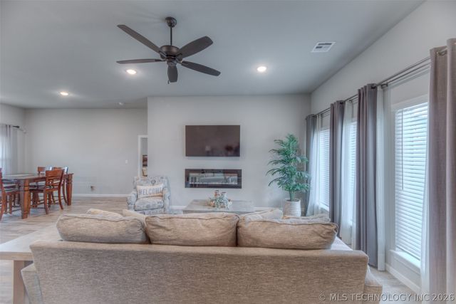 1422 E 149th Place S, Glenpool, OK 74008