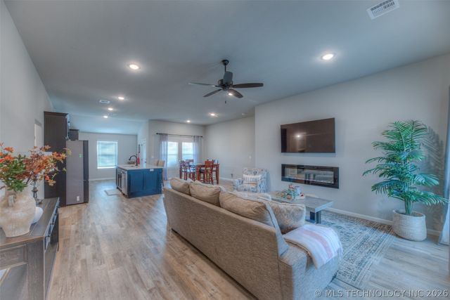 1422 E 149th Place S, Glenpool, OK 74008