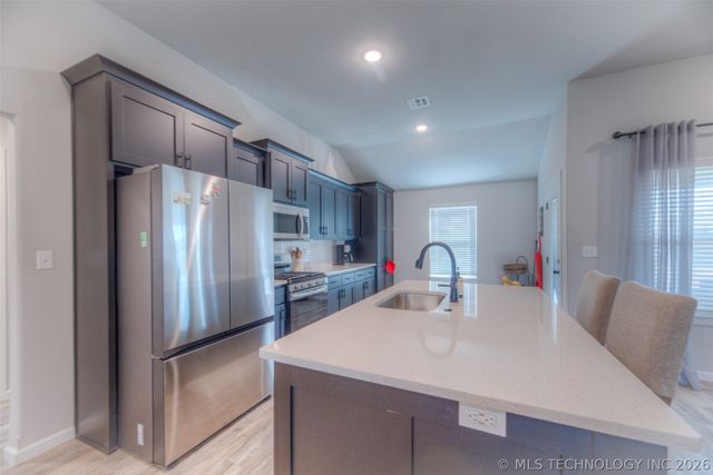 1422 E 149th Place S, Glenpool, OK 74008