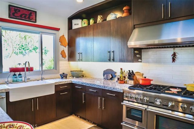 363 La Perle Lane, Costa Mesa, CA 92627