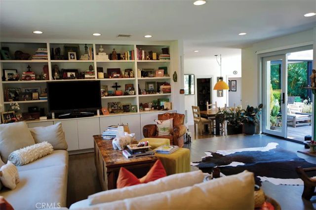 363 La Perle Lane, Costa Mesa, CA 92627