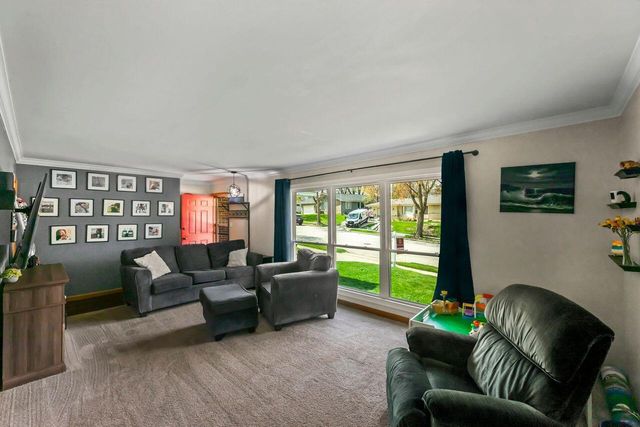 2033 Empire DRIVE, Waukesha, WI 53186