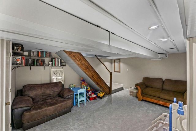 2033 Empire DRIVE, Waukesha, WI 53186