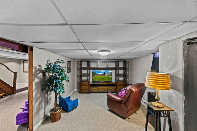 2033 Empire DRIVE, Waukesha, WI 53186