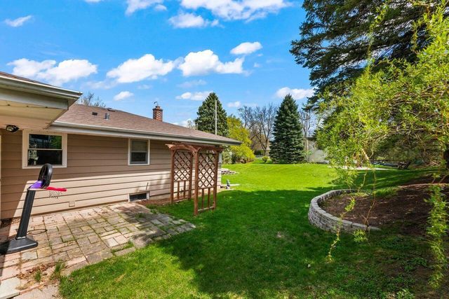 2033 Empire DRIVE, Waukesha, WI 53186