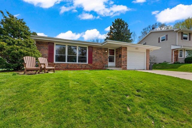 2033 Empire DRIVE, Waukesha, WI 53186
