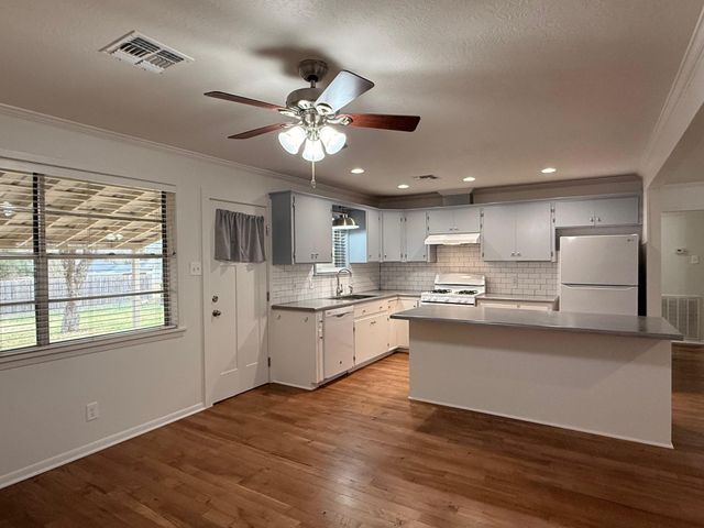 204 Meadow Lane, Brenham, TX 77833