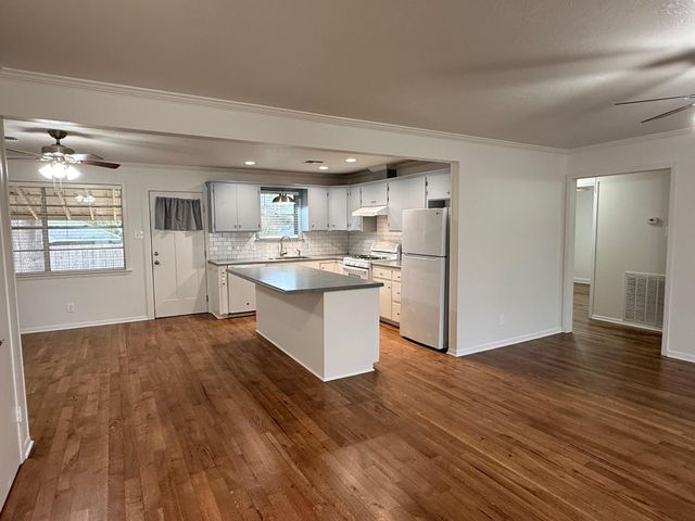 204 Meadow Lane, Brenham, TX 77833