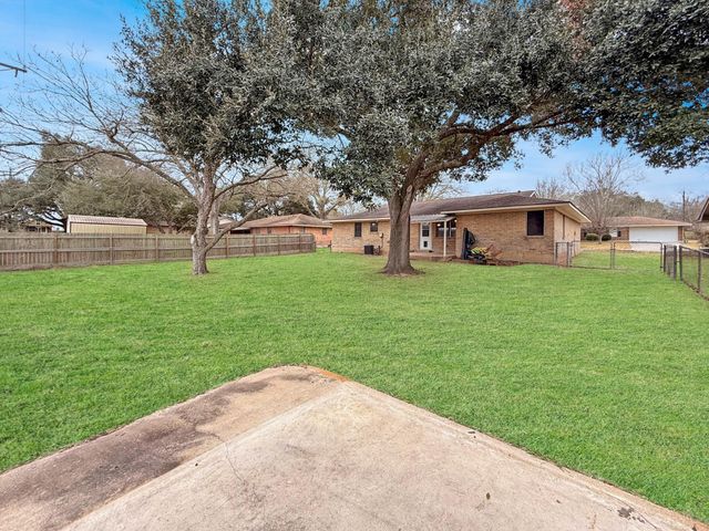 204 Meadow Lane, Brenham, TX 77833