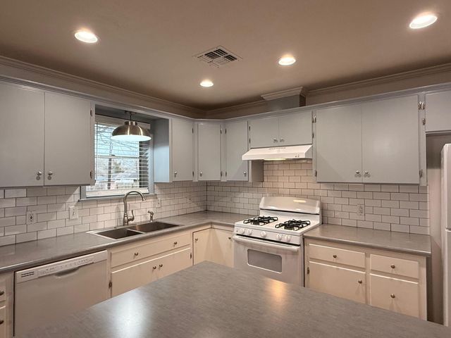 204 Meadow Lane, Brenham, TX 77833