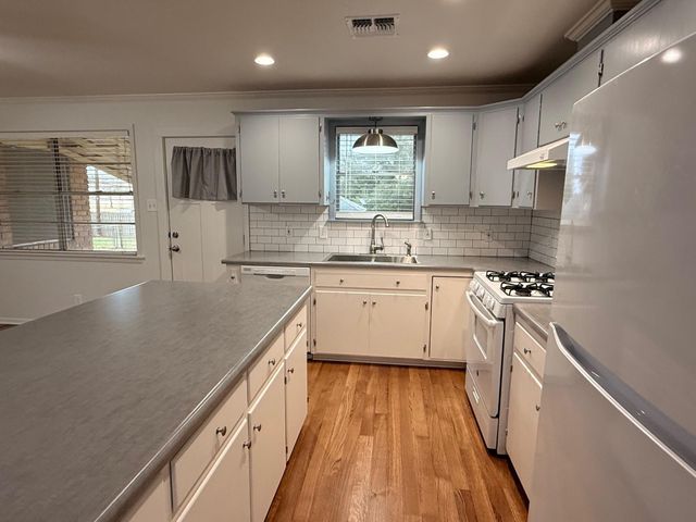 204 Meadow Lane, Brenham, TX 77833