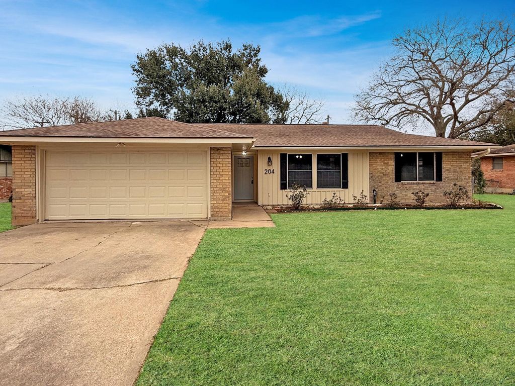 204 Meadow Lane, Brenham, TX 77833