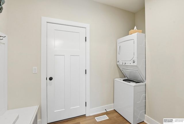 2205 Park Crest Drive, Papillion, NE 68133