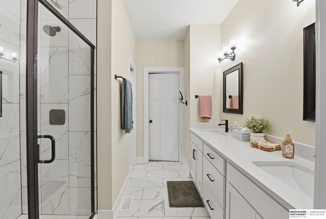 2205 Park Crest Drive, Papillion, NE 68133