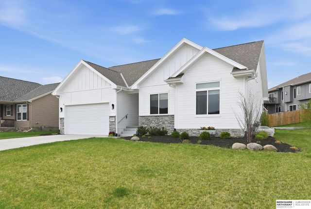2205 Park Crest Drive, Papillion, NE 68133