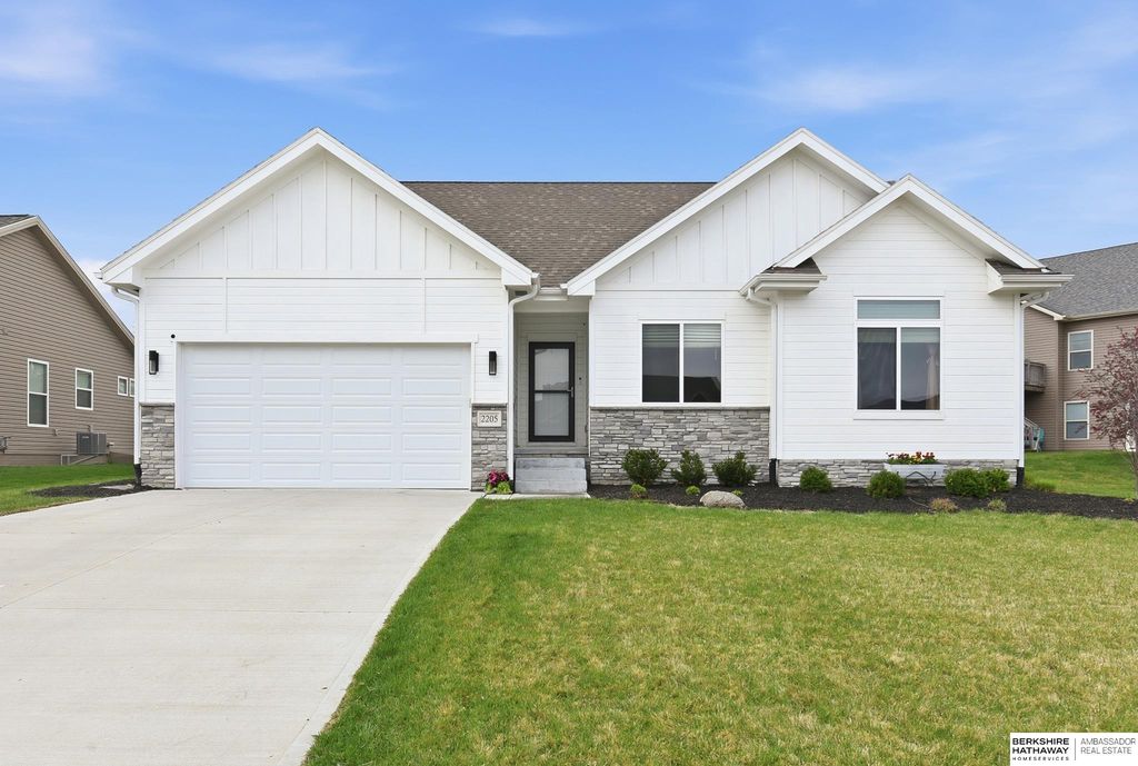 2205 Park Crest Drive, Papillion, NE 68133