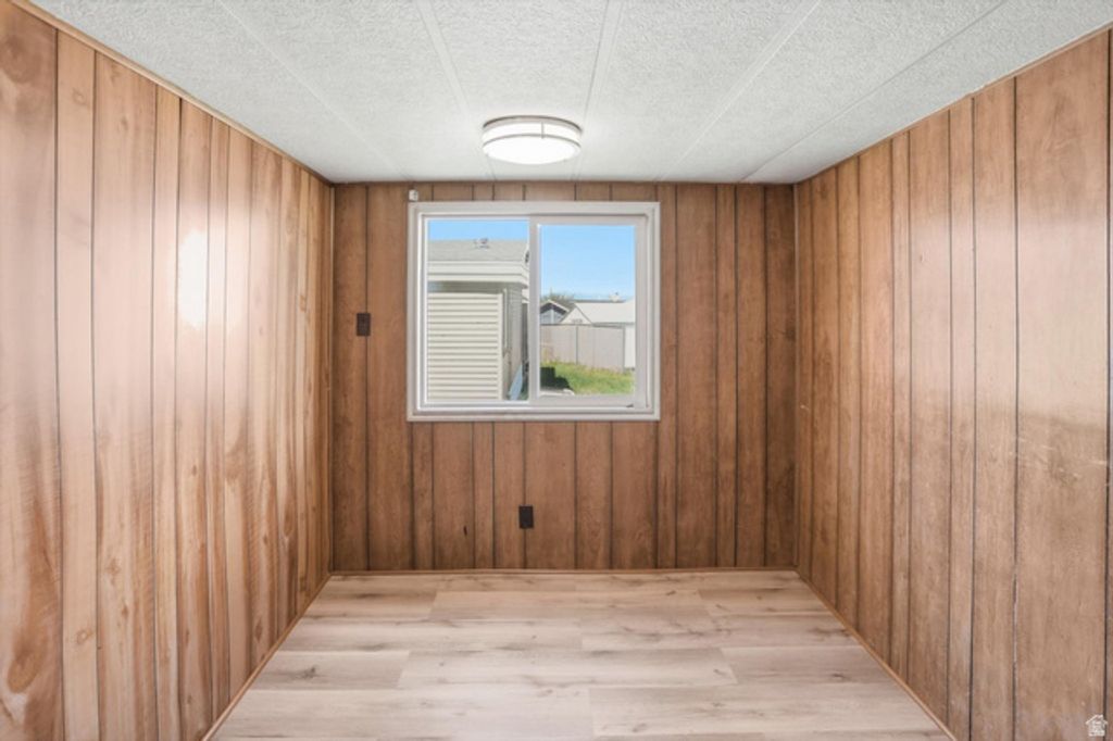 Image 12 of property listing at 3860 MIDLAND DR #A-60, Roy, UT 84067