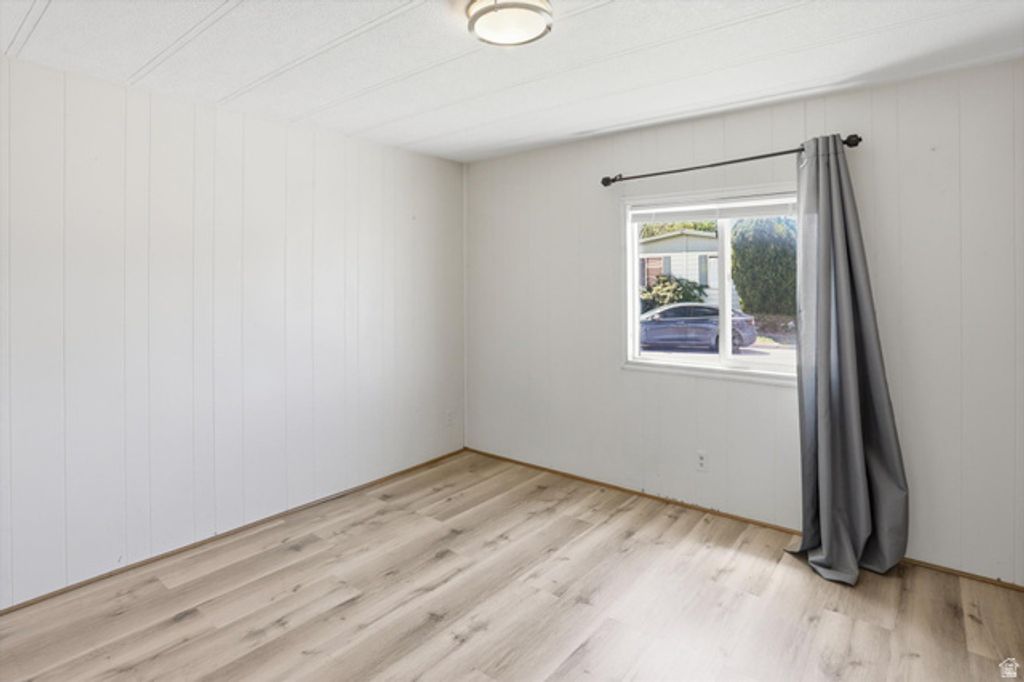 Image 8 of property listing at 3860 MIDLAND DR #A-60, Roy, UT 84067