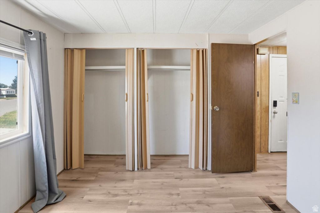 Image 9 of property listing at 3860 MIDLAND DR #A-60, Roy, UT 84067