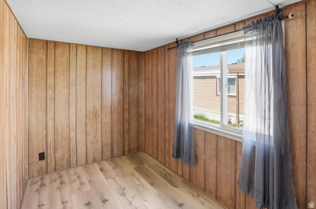 Image 10 of property listing at 3860 MIDLAND DR #A-60, Roy, UT 84067
