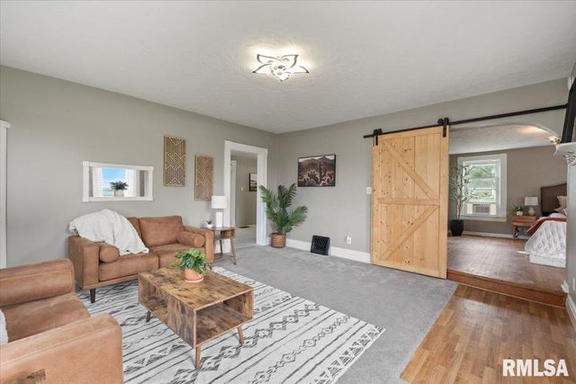 301 N 1ST Street, Long Grove, IA 52756