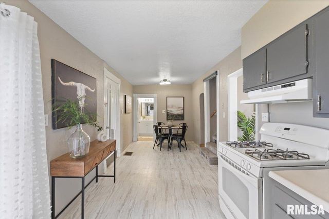 301 N 1ST Street, Long Grove, IA 52756