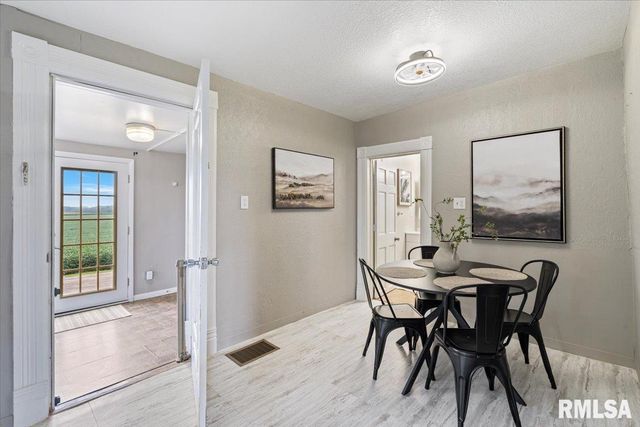 301 N 1ST Street, Long Grove, IA 52756