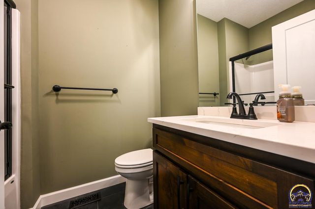 4319 SE Stone Ledge DR, Topeka, KS 66609