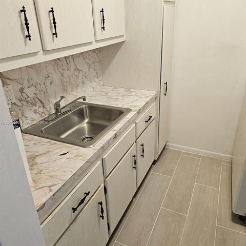 230 SW 11th Ave 14, Hallandale Beach, FL 33009