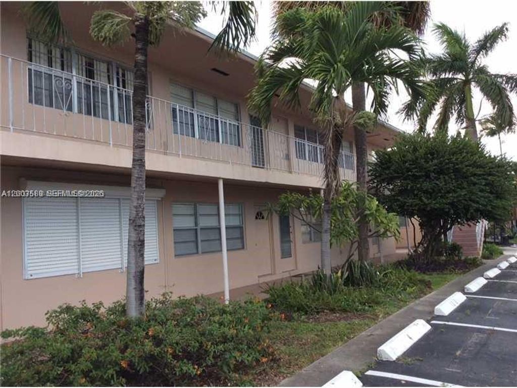 230 SW 11th Ave 14, Hallandale Beach, FL 33009