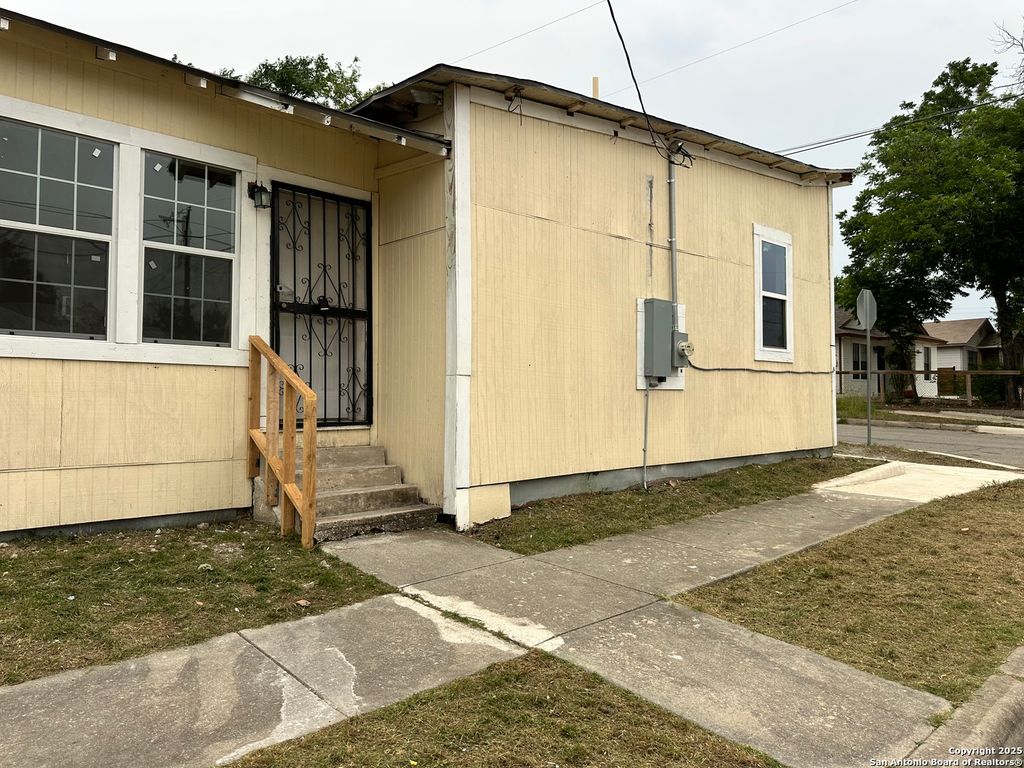 220 N Pinto # 2, San Antonio, TX 78207