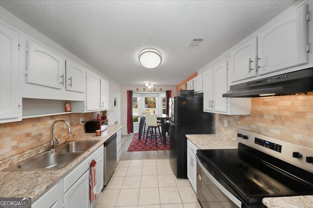 8053 WOODLAKE DR., Riverdale, GA 30274