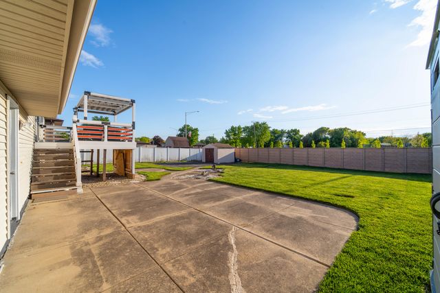 724 Briarwood Drive, Dyer, IN 46311