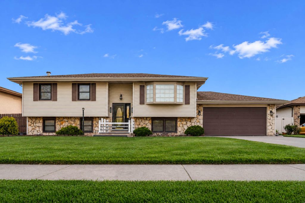 724 Briarwood Drive, Dyer, IN 46311