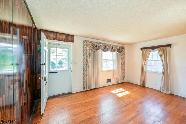 43 Urma Pl, Saddle Brook Twp., NJ 07663