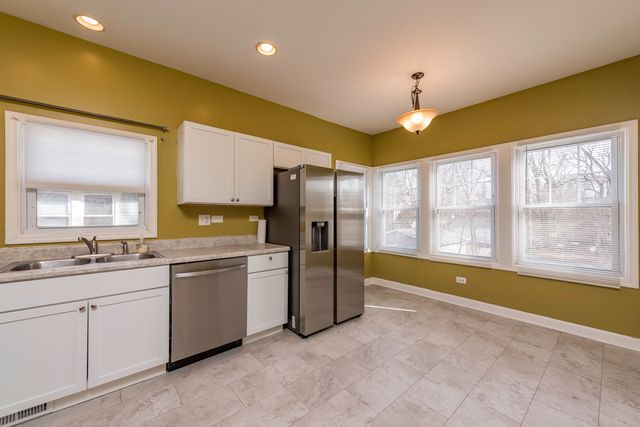 515 2nd Street 2, Waukegan, IL 60085