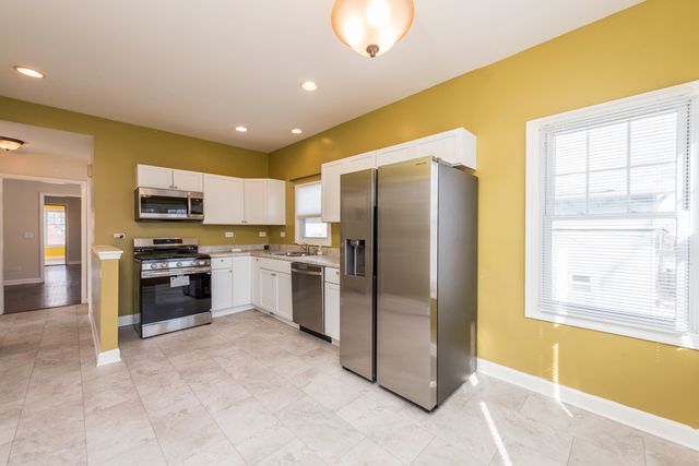 515 2nd Street 2, Waukegan, IL 60085