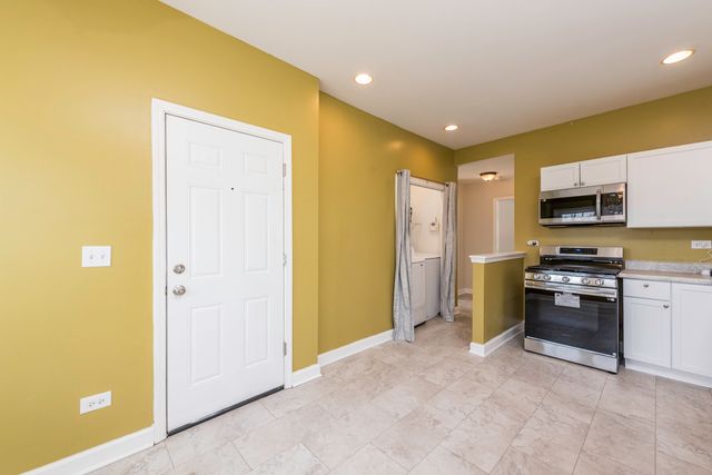 515 2nd Street 2, Waukegan, IL 60085