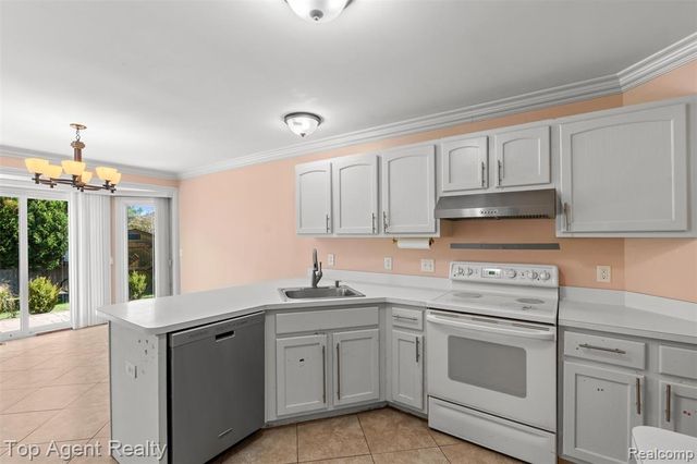 53260 Villa Rosa Drive, Macomb, MI 48042