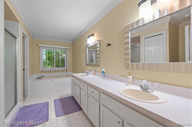 53260 Villa Rosa Drive, Macomb, MI 48042