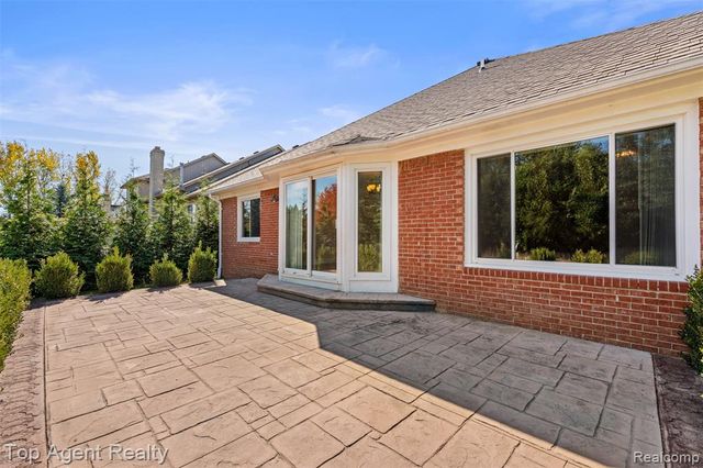 53260 Villa Rosa Drive, Macomb, MI 48042
