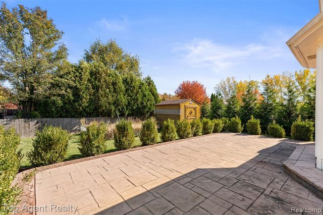 53260 Villa Rosa Drive, Macomb, MI 48042