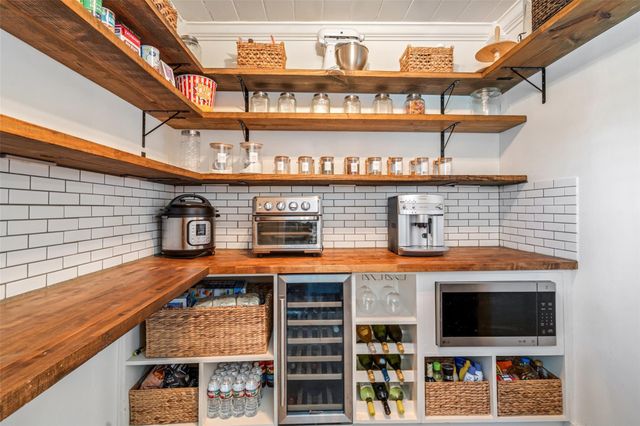 327 Middleton Street, Kemah, TX 77518