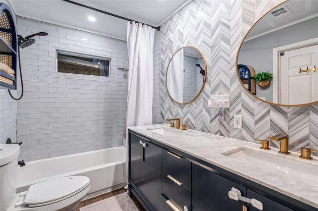 327 Middleton Street, Kemah, TX 77518