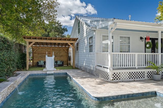 327 Middleton Street, Kemah, TX 77518