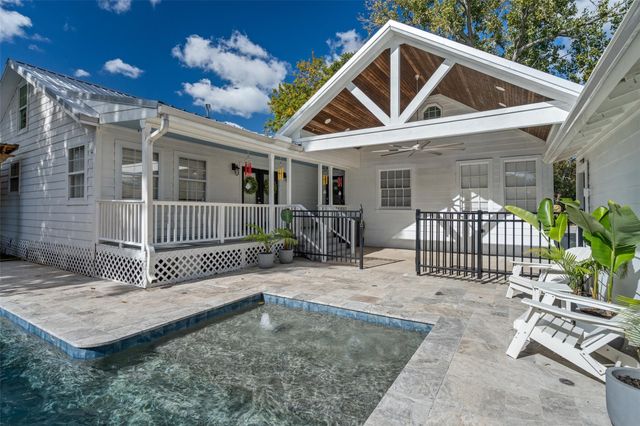 327 Middleton Street, Kemah, TX 77518