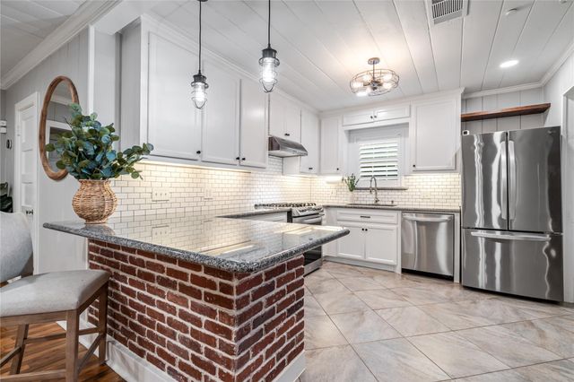 327 Middleton Street, Kemah, TX 77518