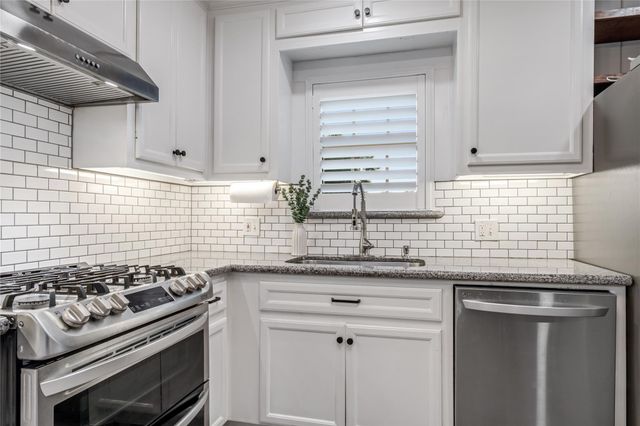 327 Middleton Street, Kemah, TX 77518