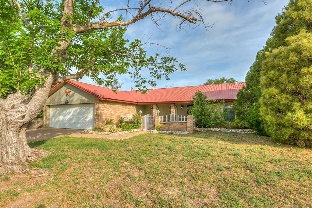 Image 2 of property listing at 206 Crestwood Dr, San Angelo, TX 76903